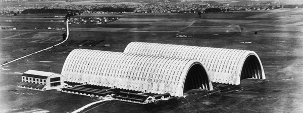 L’un des hangars achevé, longueur 300m.Les deux hangars d’Orly (détruits en 1944) ont chacun une longueur de 300m, une hauteur de 60m et une portée de 90m. (Entreprise Limousin).